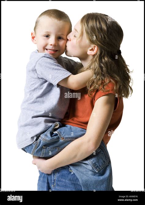 Perfil De Una Hermana Besando A Su Hermano Fotografía De Stock Alamy