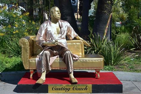 В Голливуде установили статую Вайнштейна Художники выступили против