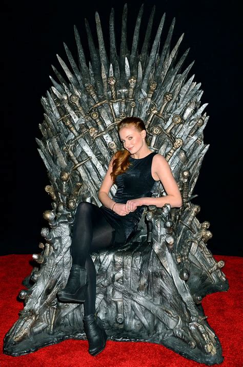 The Queen In The North My Money S On Sansa Stark Ending