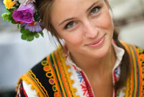 Само за горди българки Прелестните традиционни български носии
