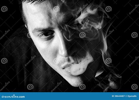 rokende mens stock afbeelding image  neus sigaret