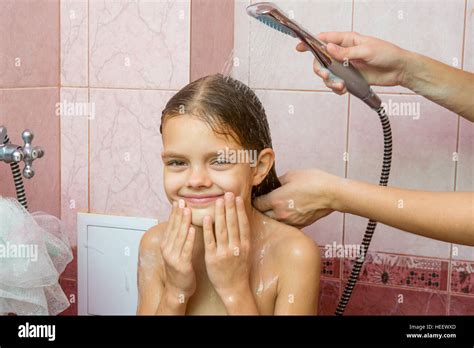 Siebenjährige Mädchen Baden In Einem Bad Unter Der Dusche