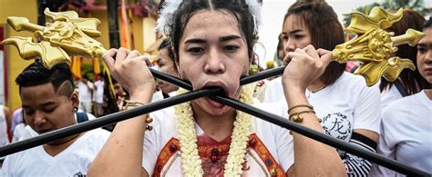piercing extrême au festival végétarien de phuket jdm