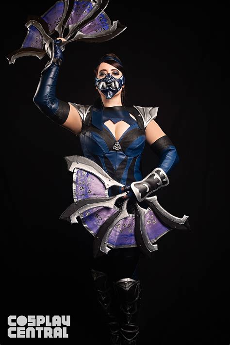 A Kitana Cosplay Thats Ready To Commit Some Fatalities Cosplay Central