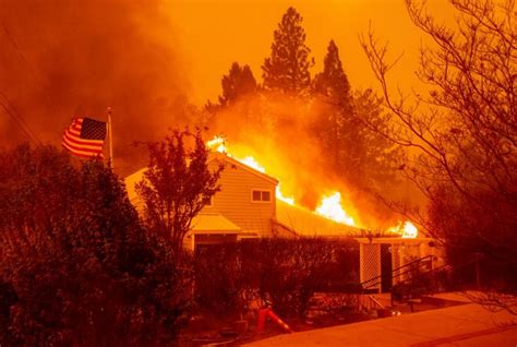 des feux de foret ravageurs devastent une ville du nord de la californie
