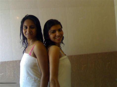 Karariaan Sexy Indian Bachiyan Girls Hostel Bathroom Pictures