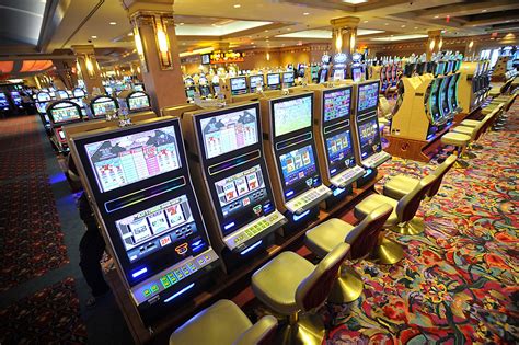 resorts world casino extorts customers accused  breaking slots lawsuit