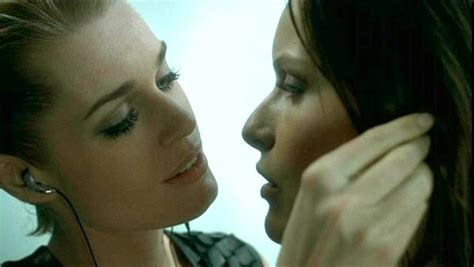 Rie Rasmussen E Rebecca Romijn Stamos In Una Scena Di Femme Fatale