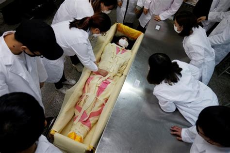 women handling the dead more female morticians in south