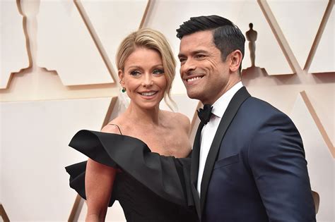 Check Out Kelly Ripa S Photo Of Her Shirtless Husband Mark