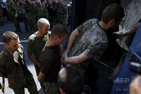 親ロシア派、捕虜のウクライナ兵数十人に行進強要 写真5枚 国際ニュース：afpbb News