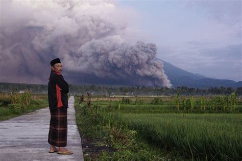 Indonesias Mt Semeru Unleashes Lava River In New Eruption Wtop News