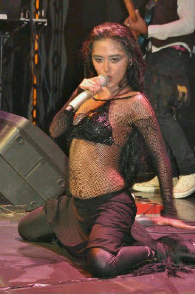 Photo Syur Dewi Perssik Seksi On Stage Foto Sexy Artis Indonesia