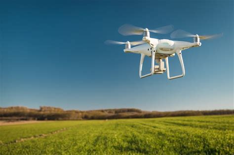 drone volando sobre  campo verde foto premium