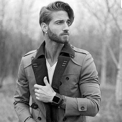 Tieni a mente che utilizzare le dita ti farà ottenere un look più ondulato e naturale, mentre un pettine a denti stretti farà sembrare i capelli più ordinati e strutturati. 1001+ idee per capelli medio lunghi uomo per un hairstyle di tendenza