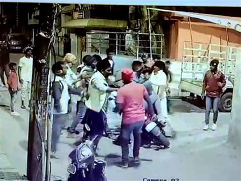 bengaluru new year s eve horror caught on cam drunk mob assaults duo oneindia news