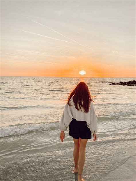 sunset on the beach pose fotografi inspirasi fotografi pemotretan
