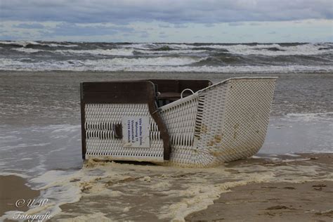 strandkorb auf dem ruecken foto bild die elemente  meer ostsee