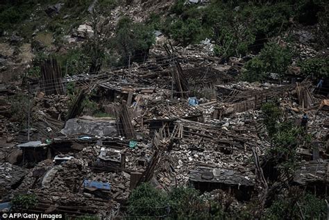nepal earthquake nears 8 000 as 60 bodies recovered from langtang valley daily mail online