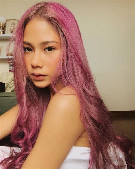 10 Artis Indonesia Yang Berani Tampil Dengan Warna Rambut