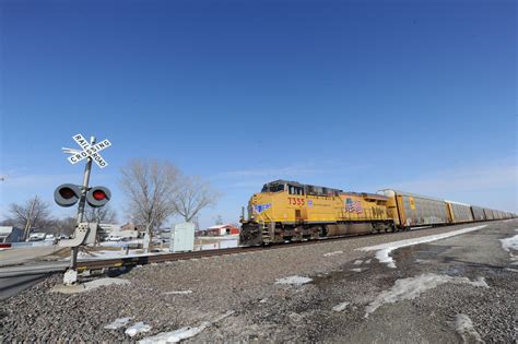 grade crossings      close    trains