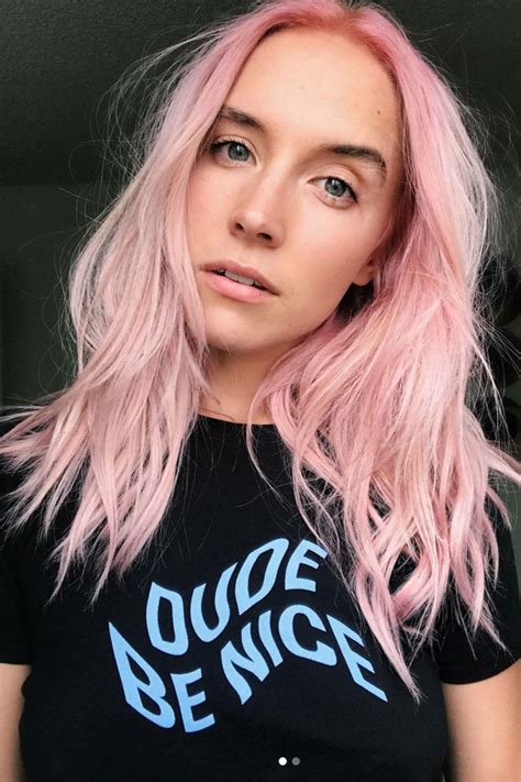 Per questo look non è necessario decolorare tutti i capelli, ma semplicemente optare per qualche sfumatura qua e là. 1001 + Idee per Shatush rosa - la tendenza che conquista l'estate