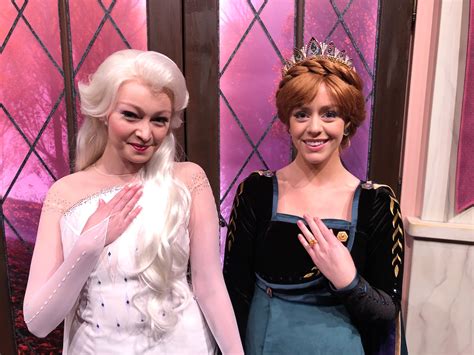 Photos Anna And Elsa Debut New “frozen 2” Costumes At