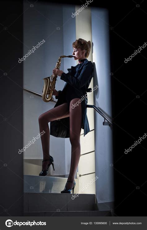 sexy donne attraenti con il sassofono e gambe lunghe in posa sulle scale giovane donna sexy