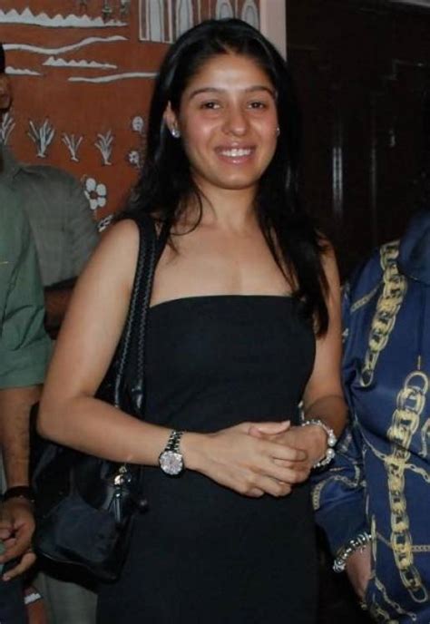 singer sunidhi chauhan hot pics leaked photos and bikini images