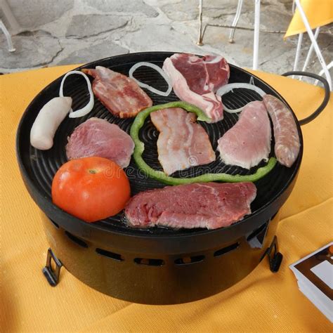 raclette avec de la viande  des legumes photo stock image du oignon gril