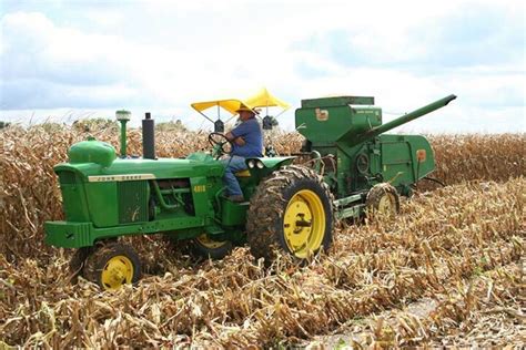 jd  lpg wjohn deere pull type combine    farm