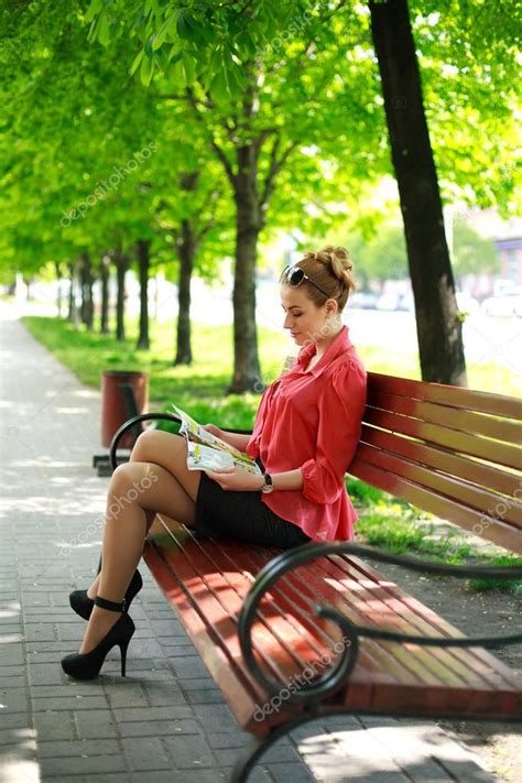 Mujer Joven Sentada En El Banco En El Parque Verde Leyendo La Revista