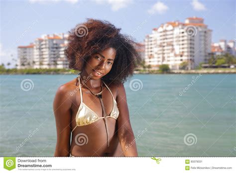 beeld van een jong zwarte  een gouden bikini stock afbeelding image  afrikaans afro