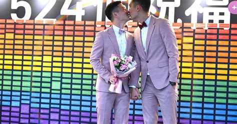 Taiwan Gay Marriage Hundreds Of Couples In Taiwan Tie The