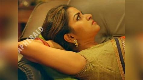 Nandhini Serial Actress Nithya Ram Hot Navel Edit Navel