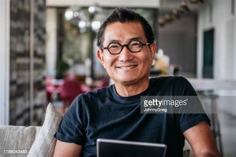 asian man smiling facing camera photos et images de collection getty