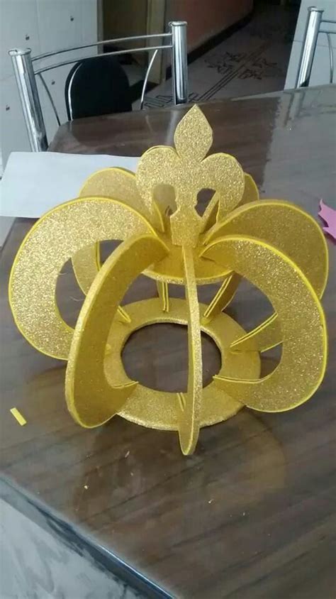 coroa de eva dourado e papelao diamwtro circulo base 20cm manualidades deco