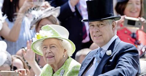 media en publiek vallen  steun van queen aan andrew royals