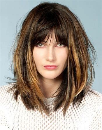 Se non sei pronto per i cambi cardinali, un taglio di capelli sotto le spalle è un'ottima . Taglio capelli sulle spalle