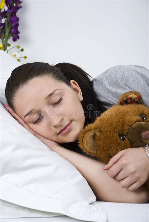 mujer joven hermosa en pijamas que duerme y que abraza la