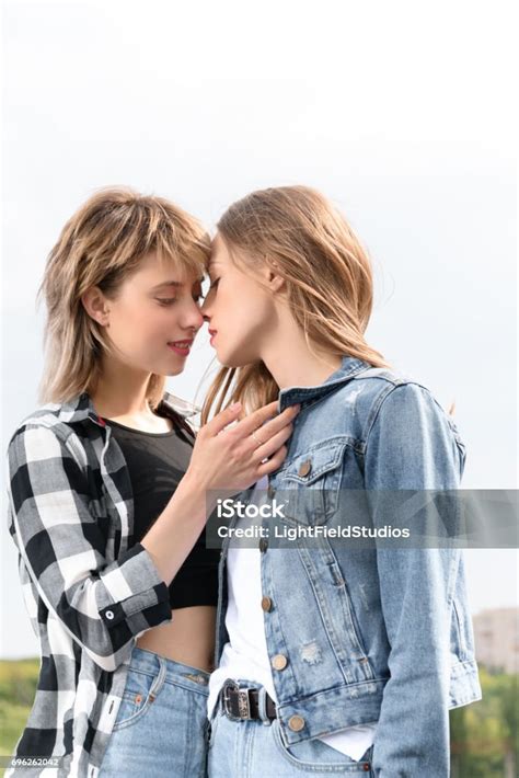 Jeunes Et Moins Jeunes Lesbiennes Kissing Les Meilleurs Appli Rencontre