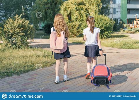 retrovisione due scolare delle bambine che vanno a scuola