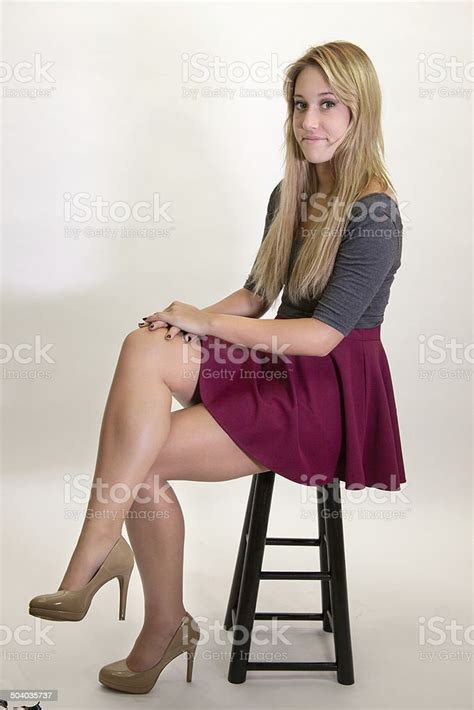 photo libre de droit de teen femelle avec jambes croisées banque d