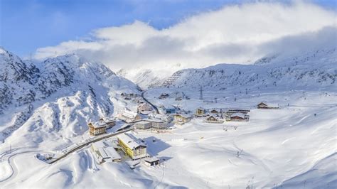 skiers top      arlberg region  austria