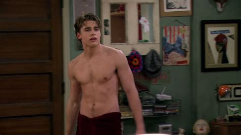 the stars come out to play austin falk shirtless and barefoot in 2 broke girls