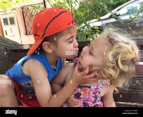 Bruder Seine Schwester Küssen Stockfotografie Alamy