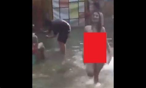 viral video wanita cantik berenang pakai bikini  tengah banjir