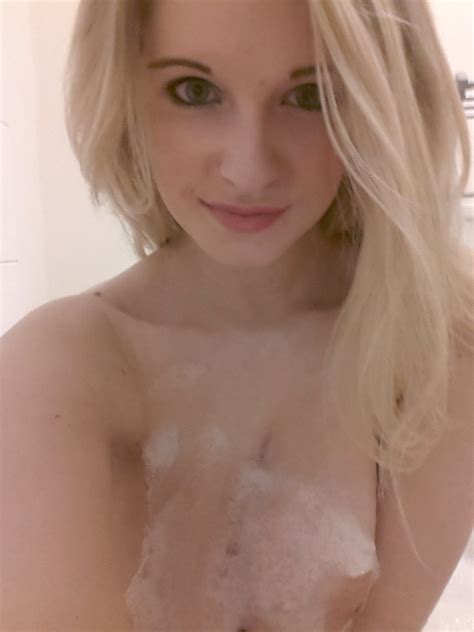 jess davies bath tub selfies