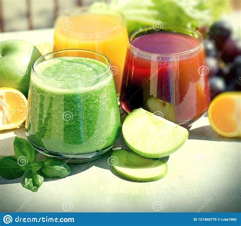 gezonde dranken de drank maakte met vers organisch fruit en plantaardig groen smoothie en