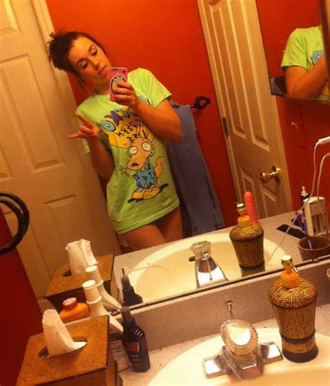 this is why girls need to check their room before taking selfies 18 pics